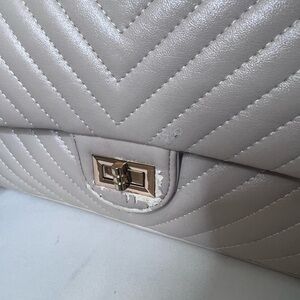 Women's Quilted Turn-Lock Shoulder Bag in Light Gray